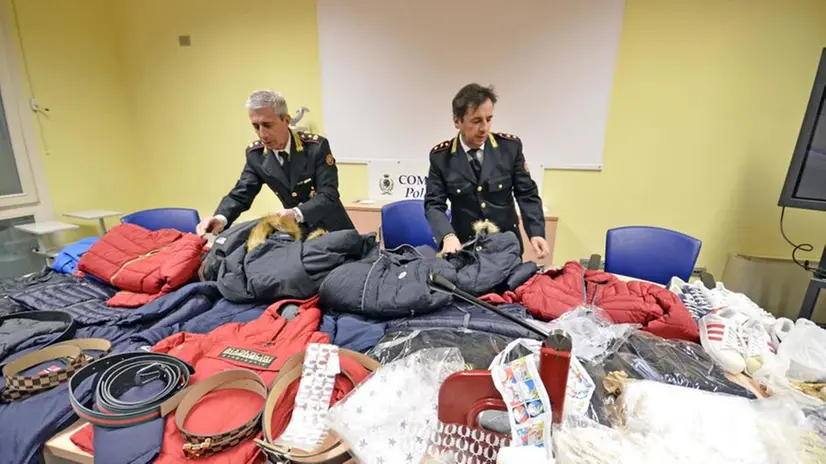 Maxisequestro di capi contraffatti della Polizia Locale