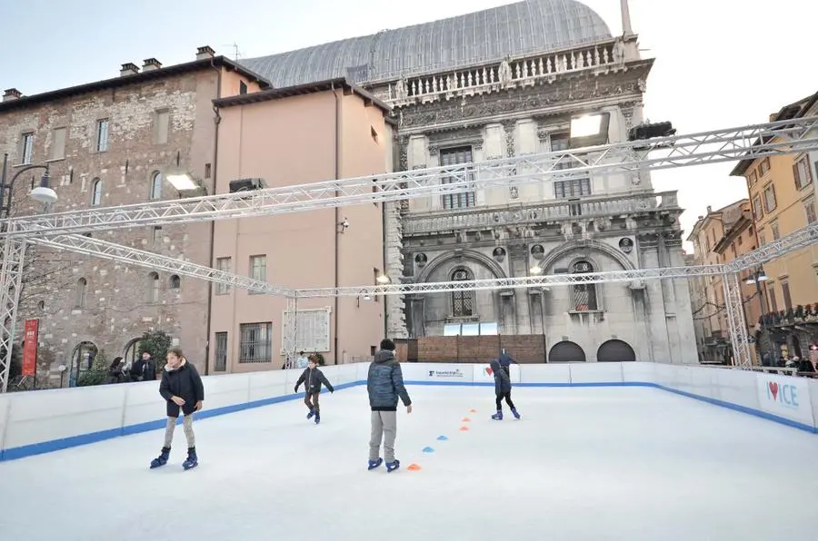 La pista di ghiaccio in largo Formentone