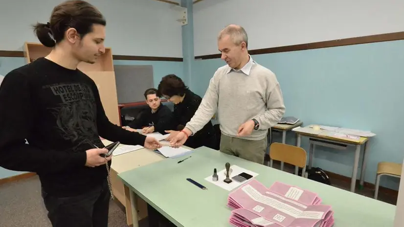 Elettori al seggio per il referendum costituzionale