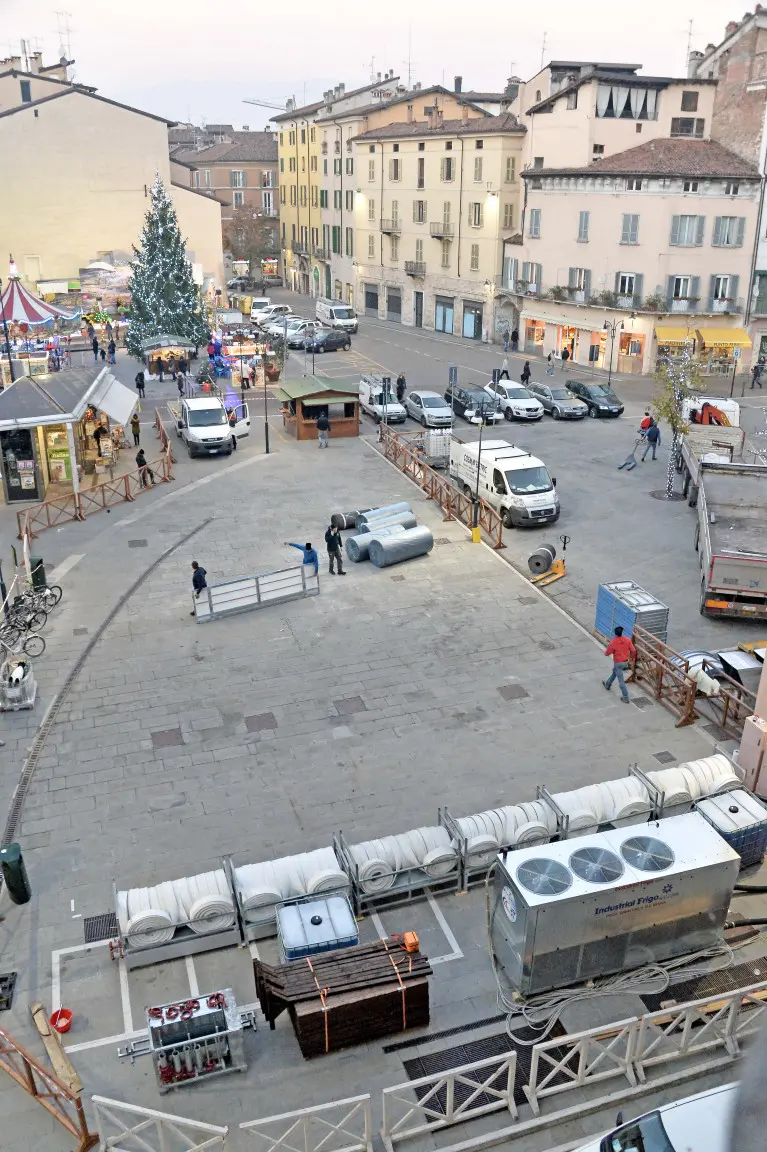 I lavori per il montaggio della pista di ghiaccio