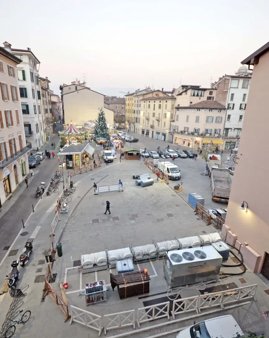 I lavori per il montaggio della pista di ghiaccio