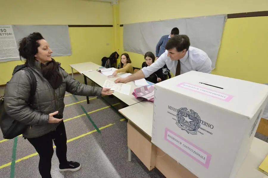 Elettori al seggio per il referendum costituzionale
