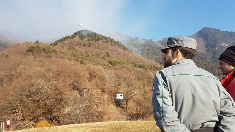 Fiamme sopra Tignale, elicotteri all'opera