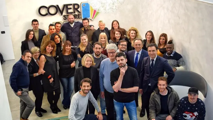 I fondatori di Cover Store con il gruppo di lavoro e Paolo Pescetto