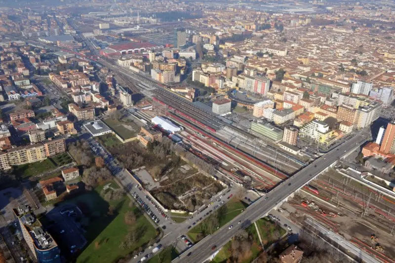 L'arrivo del Frecciarossa sulla linea Tav visto dal cielo