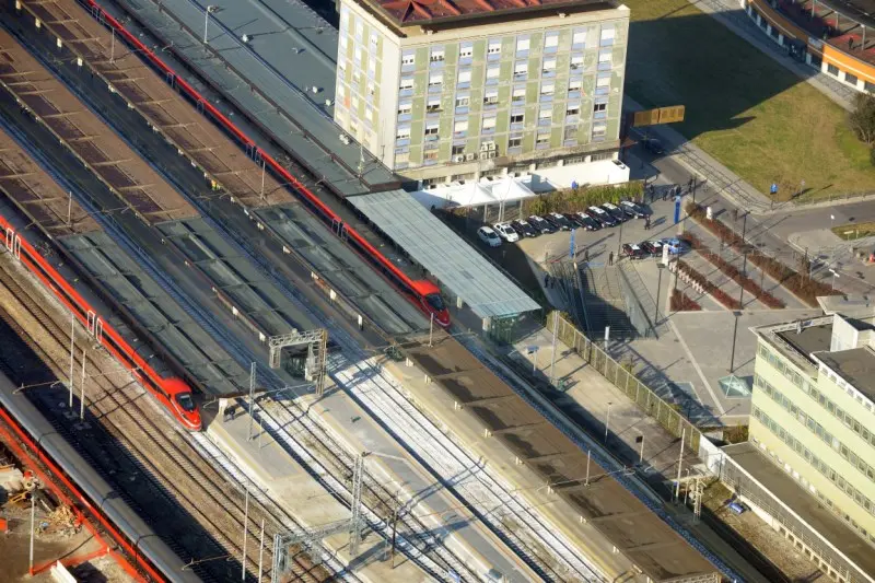 L'arrivo del Frecciarossa sulla linea Tav visto dal cielo