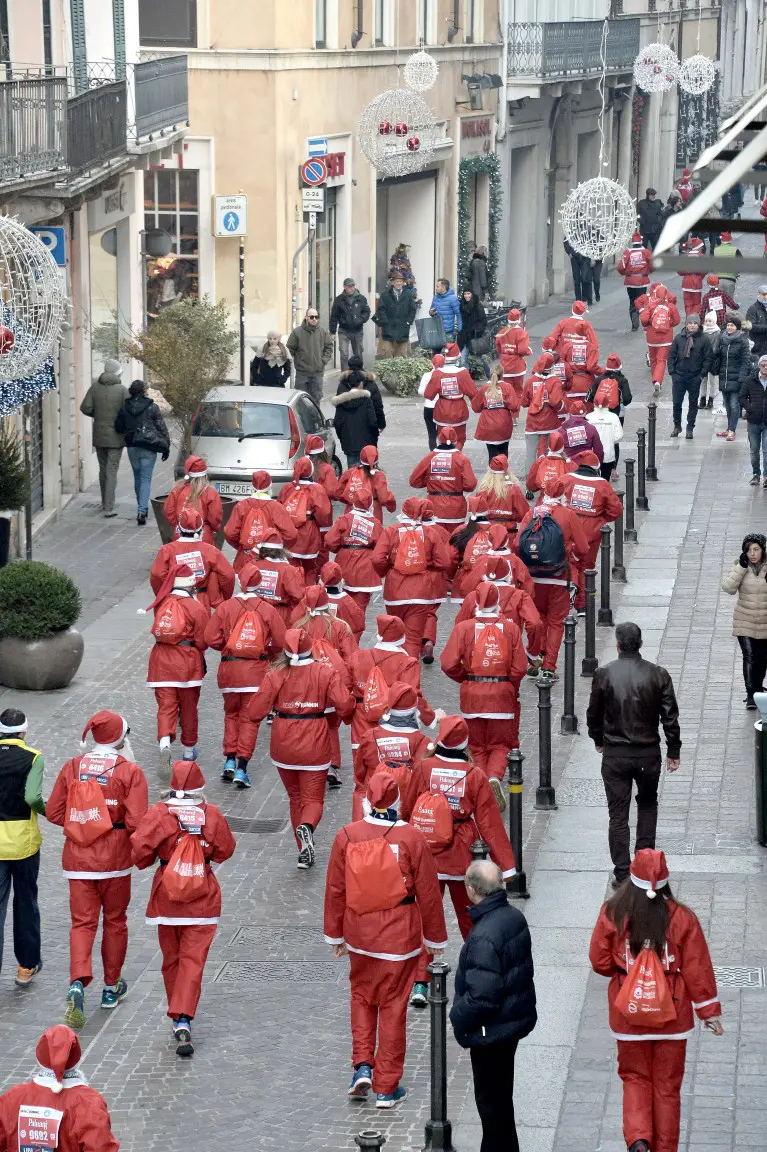 Invasione di Babbi Natale in città