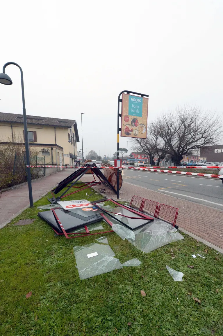 Pensilina abbattuta in via Volta