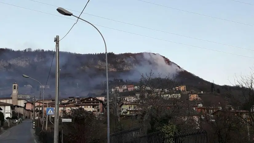 L'incendio sopra Bione - © www.giornaledibrescia.it