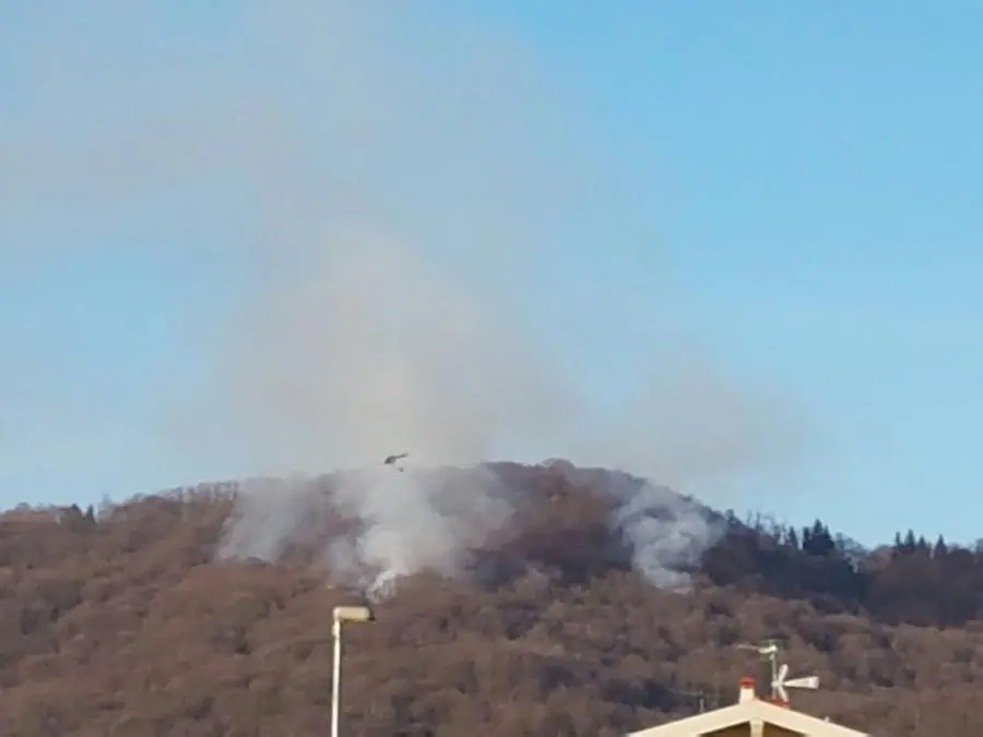 La colonna di fumo visibile sui monti tra Provezze a Camignone