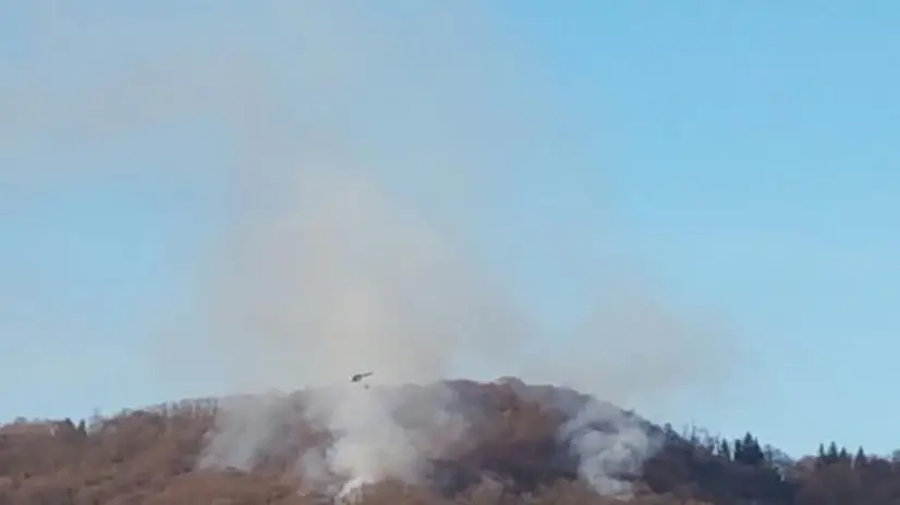 La colonna di fumo visibile sui monti tra Provezze a Camignone