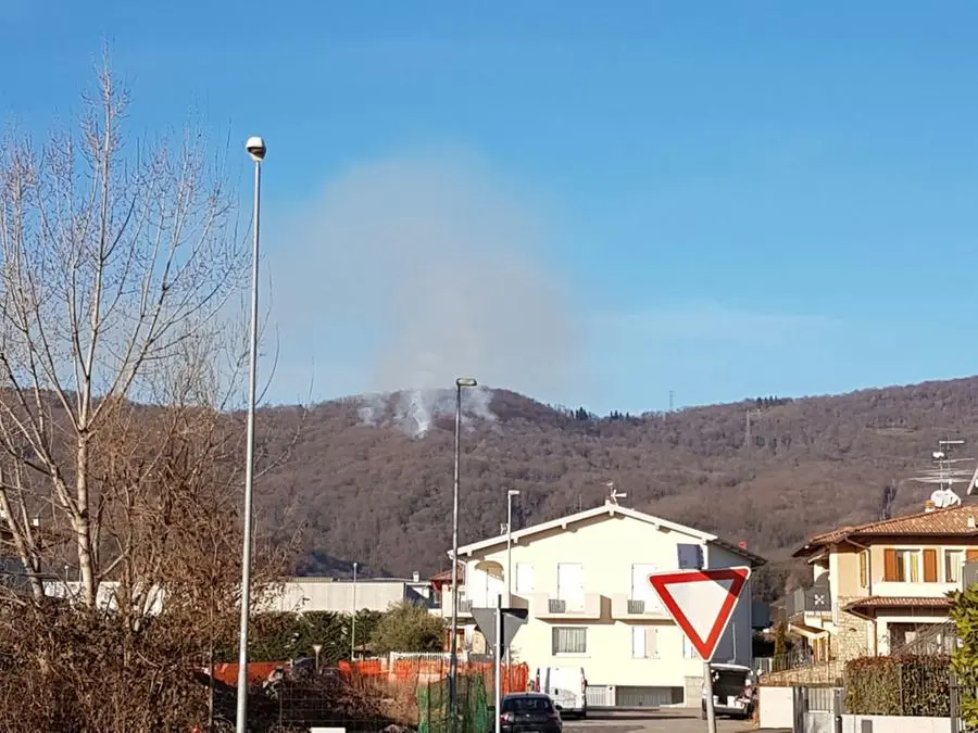 La colonna di fumo visibile sui monti tra Provezze a Camignone