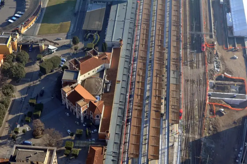 L'arrivo del Frecciarossa sulla linea Tav visto dal cielo