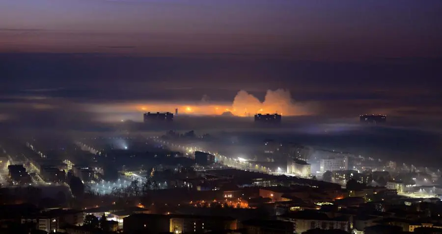 La città avvolta dalla nebbia all'alba