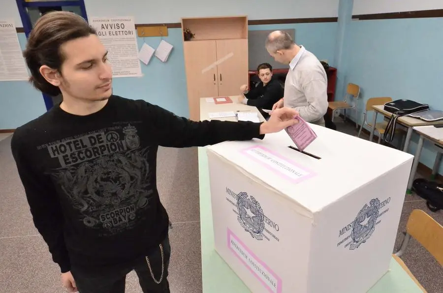 Elettori al seggio per il referendum costituzionale