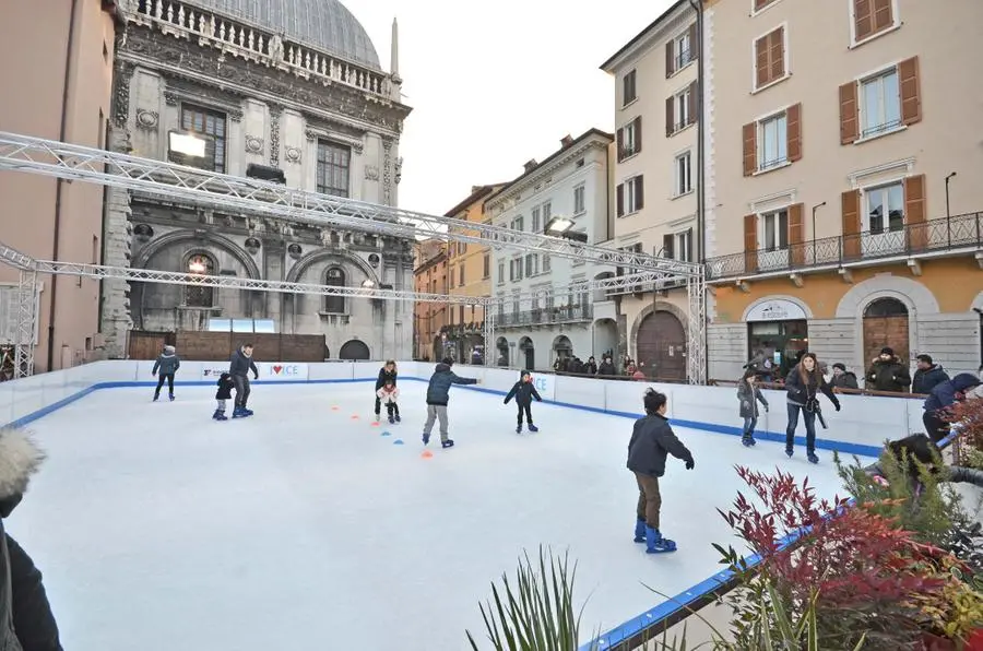 La pista di ghiaccio in largo Formentone