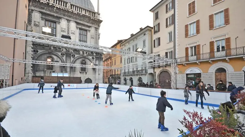 La pista di ghiaccio in largo Formentone