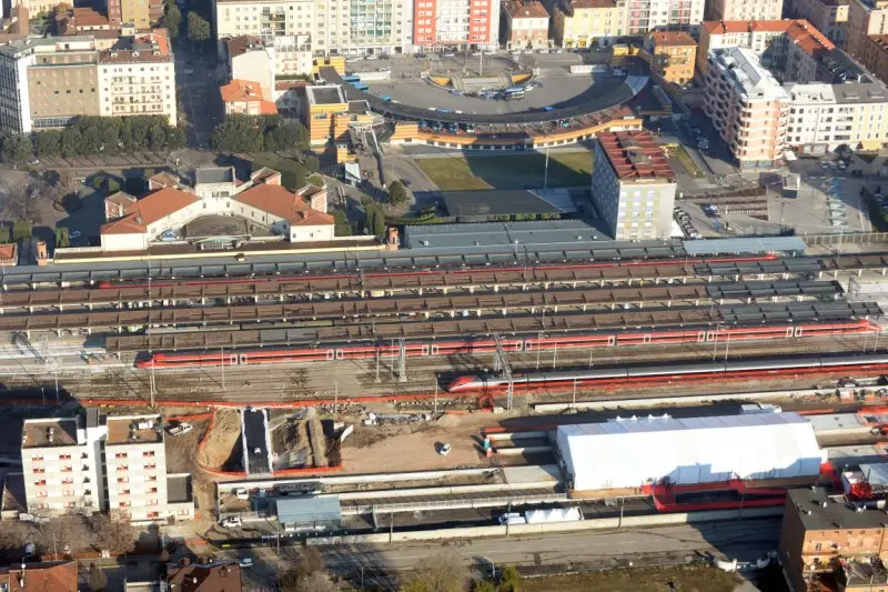 L'arrivo del Frecciarossa sulla linea Tav visto dal cielo