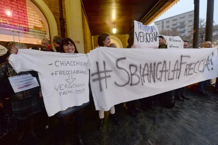 La protesta di «#Sbiancalafreccia»