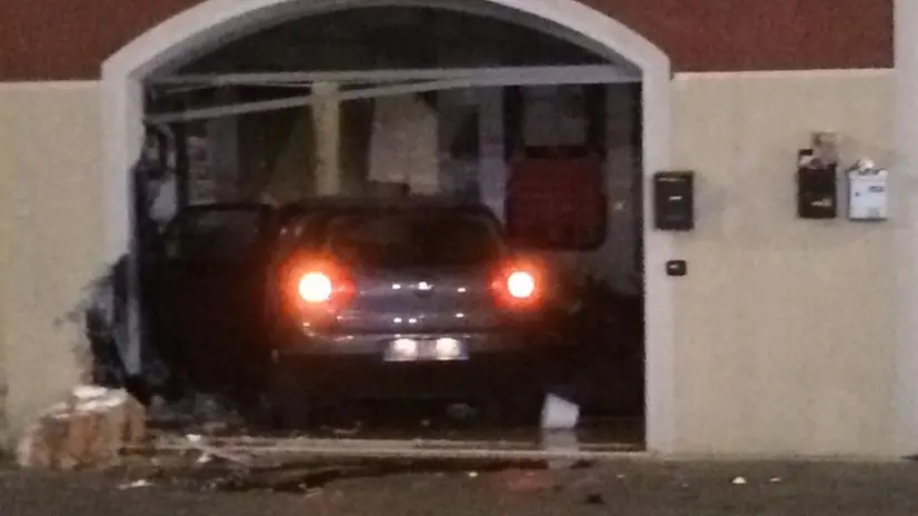 Acquafredda, l'auto distrugge il negozio