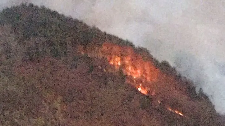 Tignale, boschi in fiamme