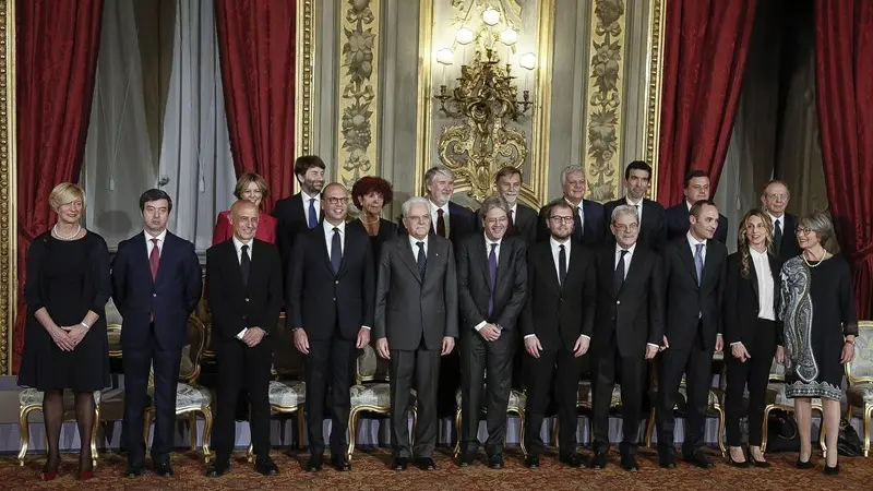 Governo Gentiloni, il giuramento e il rito della campanella