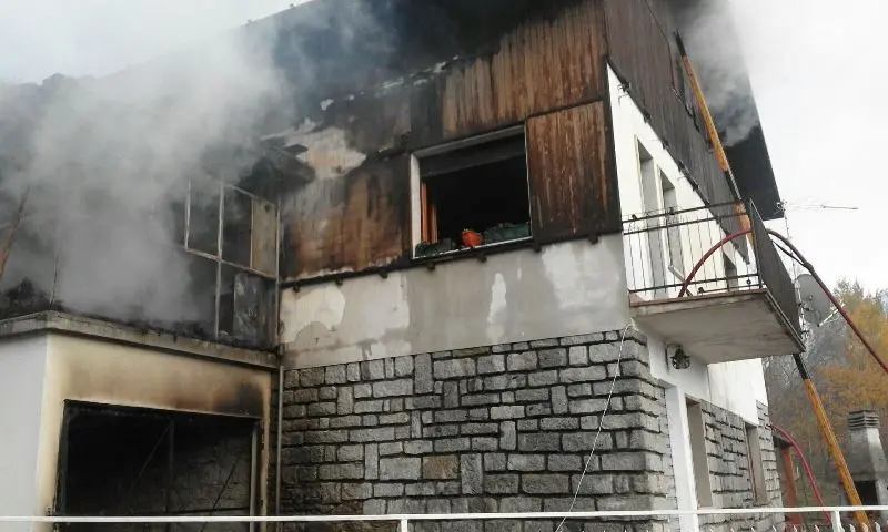 Muore soffocata nell'incendio della sua abitazione