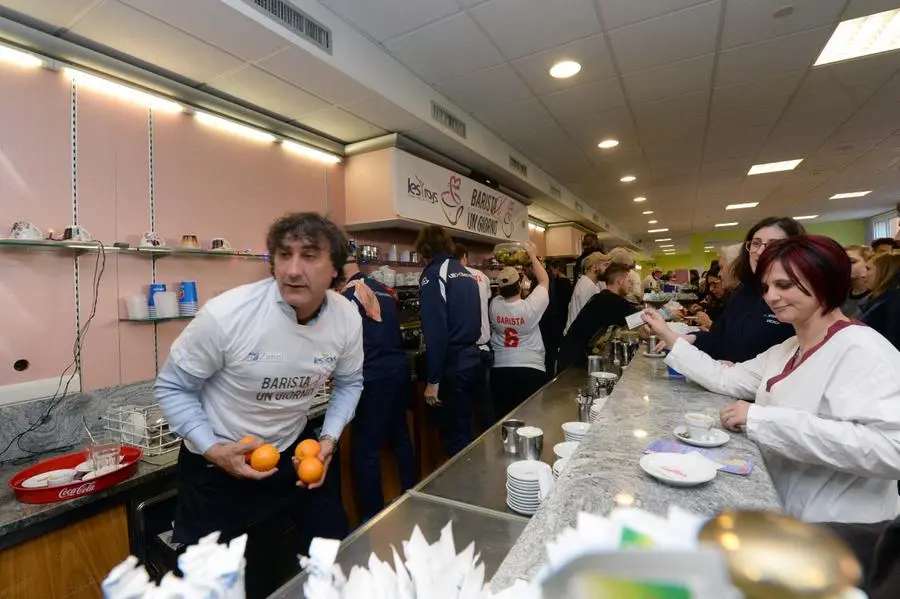 Barista per un giorno, vip dietro il bancone per l'Abe