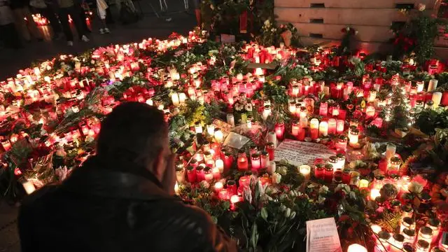 Le candele accese sul luogo della strage a Berlino