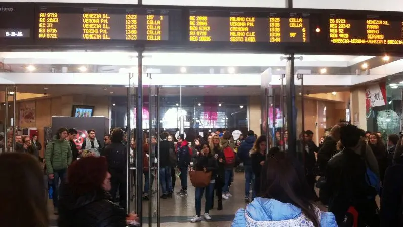Caos in stazione per i treni bloccati