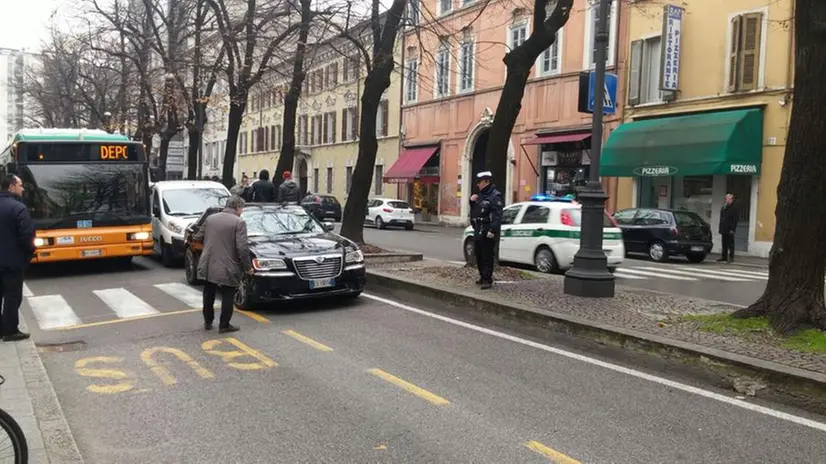 Code da parcheggio selvaggio in via Gramsci