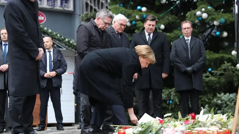 Angela Merkel sul luogo dell'attentato - © www.giornaledibrescia.it