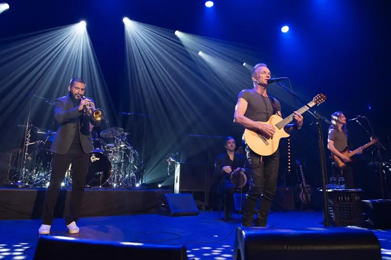 Sting durante il concerto al Bataclan ad un anno dalla strage