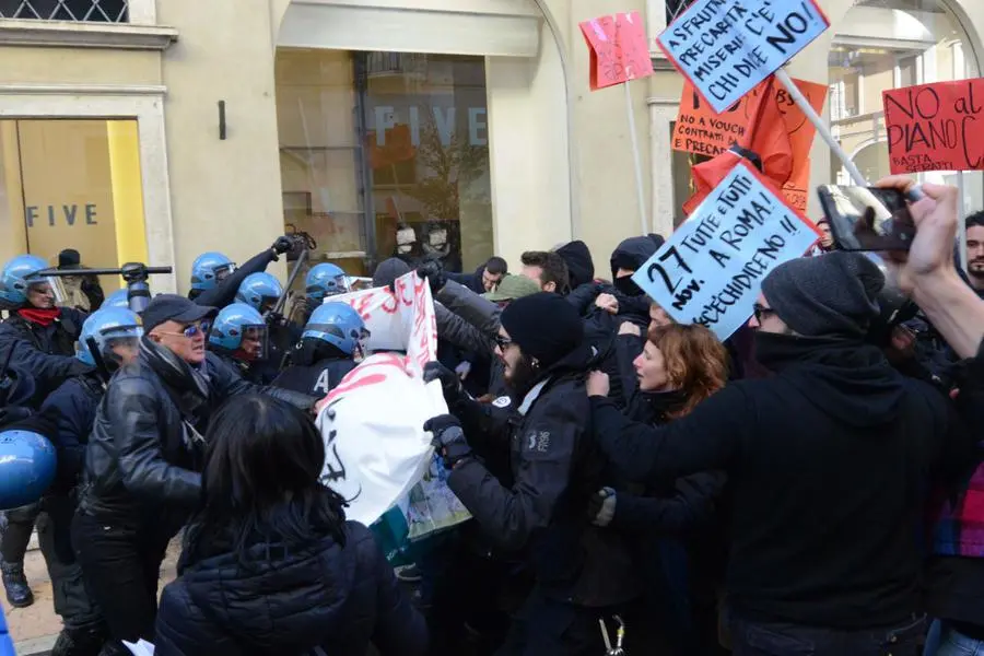 La manifestazione degli antagonisti