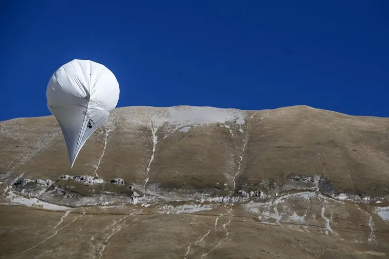 Tecnici dell'Ingv al lavoro con palloni sonda sui monti Sibillini