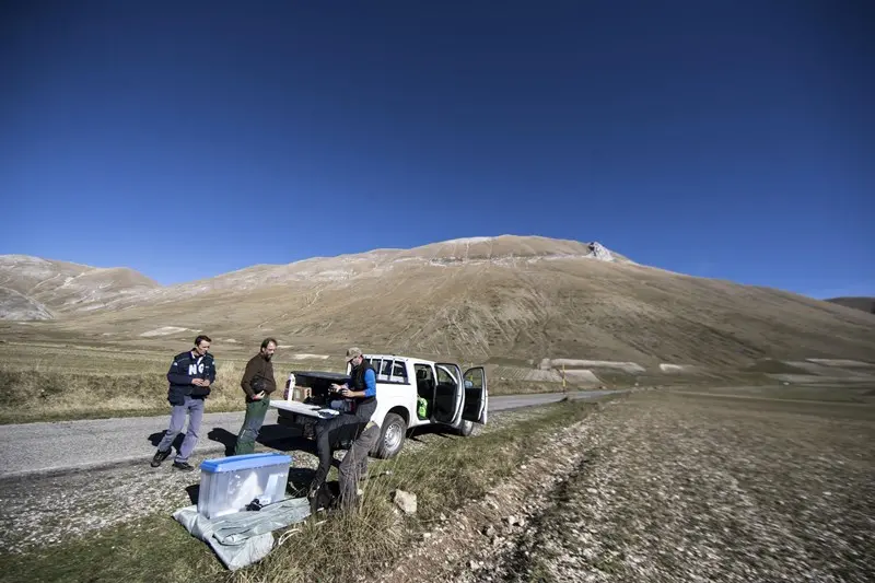 Tecnici dell'Ingv al lavoro con palloni sonda sui monti Sibillini