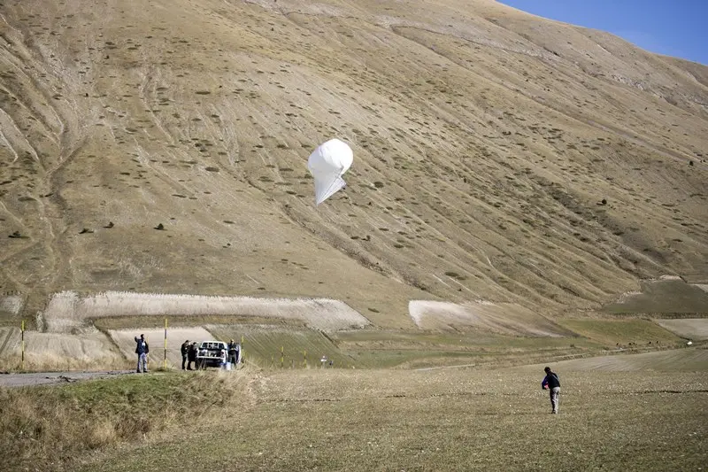 Tecnici dell'Ingv al lavoro con palloni sonda sui monti Sibillini