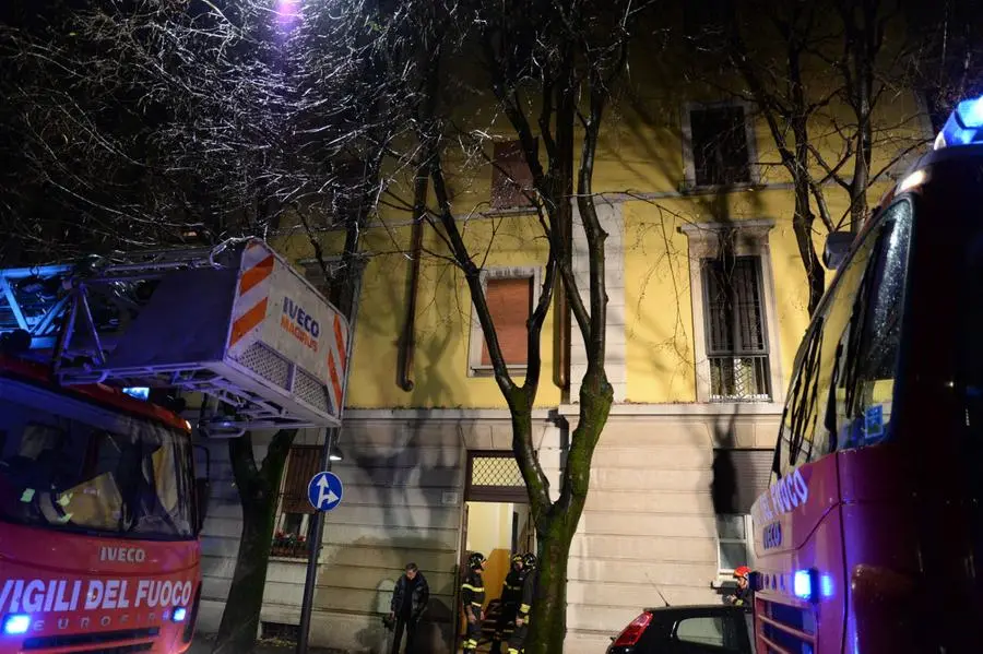 Incendio in via Campo Marte, un'anziana intossicata