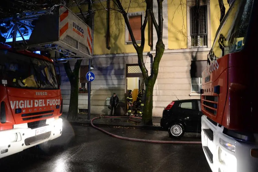 Incendio in via Campo Marte, un'anziana intossicata