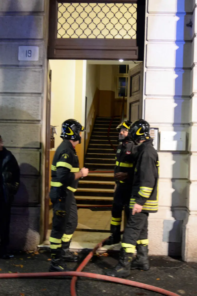 Incendio in via Campo Marte, un'anziana intossicata