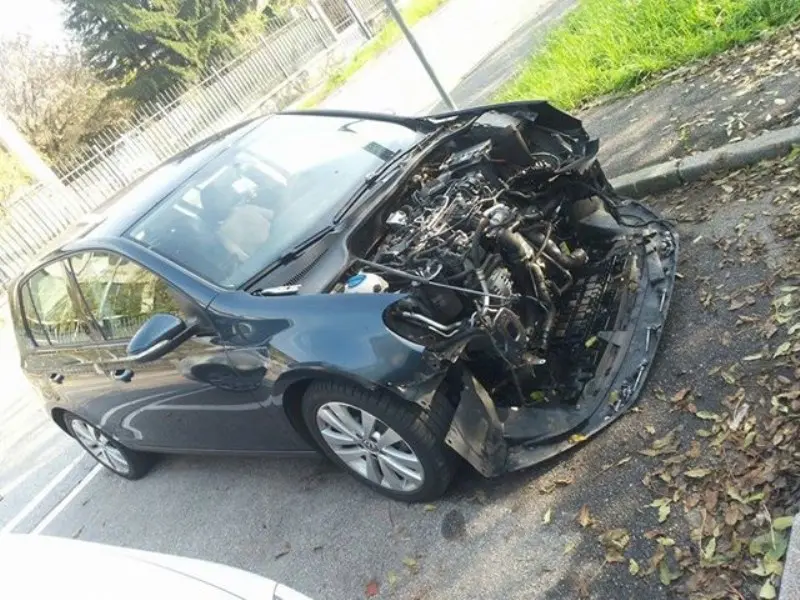 L'auto cannibalizzata a Nave