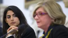 La sindaca Raggi e l'ex assessore Muraro - Foto Ansa © www.giornaledibrescia.it