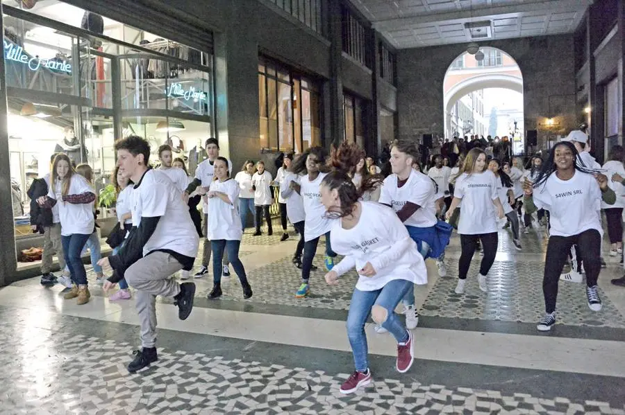 Il flash mob in piazza Vittoria
