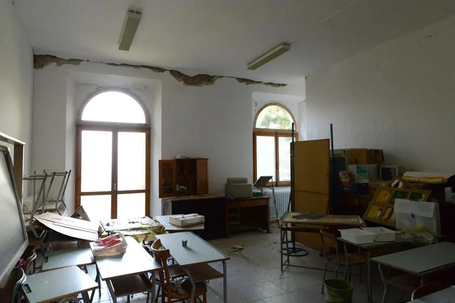 Gualdo, la scuola distrutta dal sisma