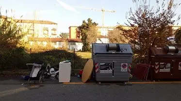 Rifiuti abbandonati in via Ischia