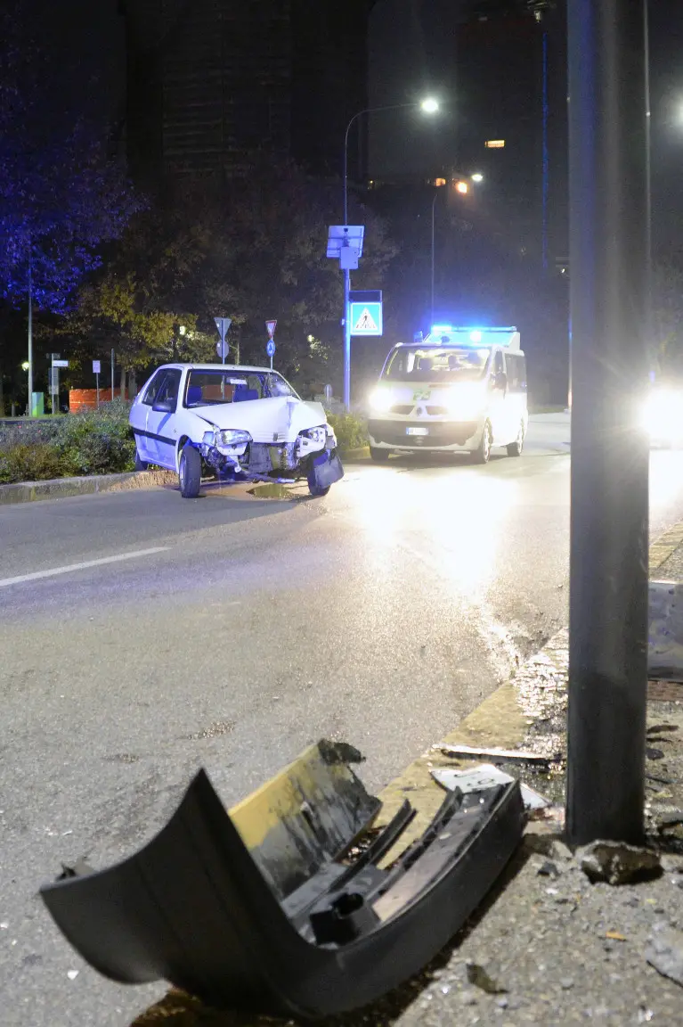 L'auto finita fuori strada sul cavalcavia Kennedy