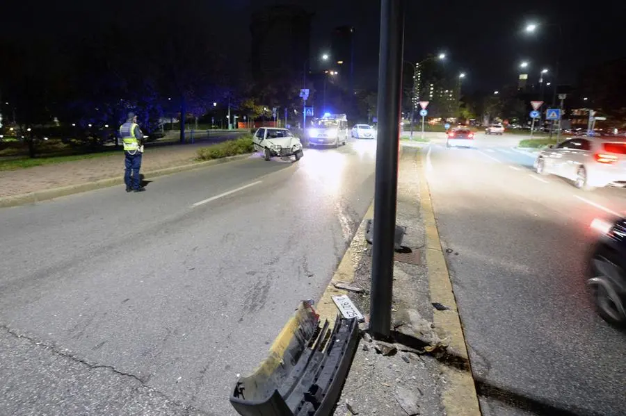 L'auto finita fuori strada sul cavalcavia Kennedy