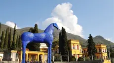 Cavallo di Troia di colore blu, di Mimmo Paladino, al Vittoriale di Gardone Riviera