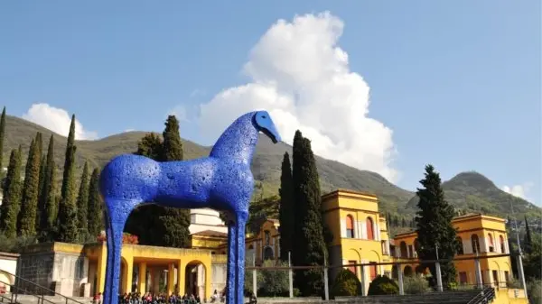 Cavallo di Troia di colore blu, di Mimmo Paladino, al Vittoriale di Gardone Riviera