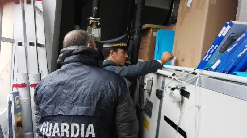 Finanzieri durante i controlli